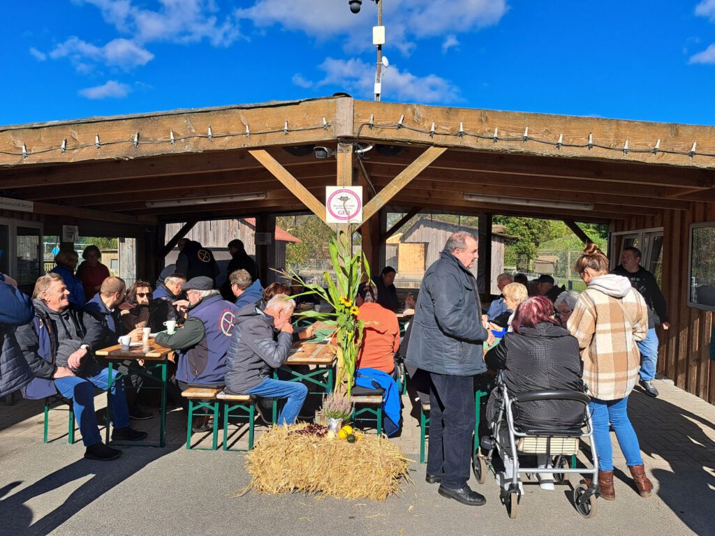 Es gibt Kaffee und Kuchen in der Sonne 