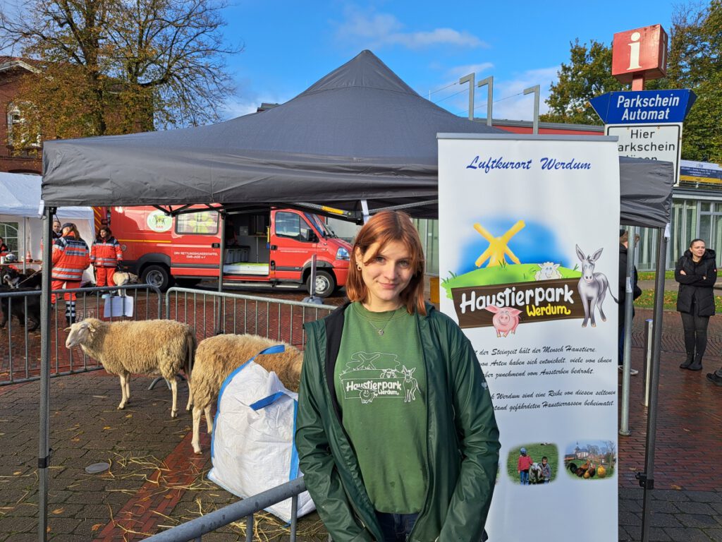 Lotta Thalhammer betreute mit Johann Pieper und Kristin Bienert die Tiere beim "Brüllmarkt"