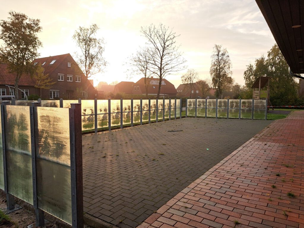 Die Glasscheiben sind auch montiert, so sieht`s aus bei Sonnenaufgang