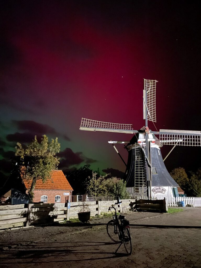 rötliches Leuchten hinter der Mühle