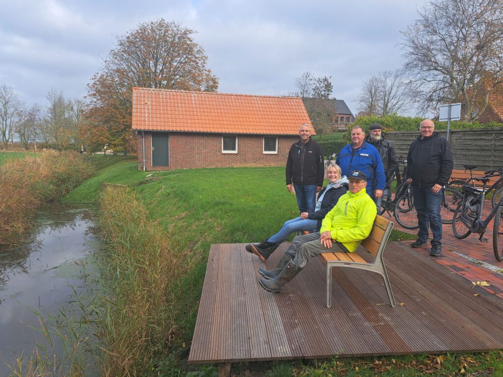 Grabenschau an der Leide verbunden mit einer Sitzprobe auf den neuen Bänken am "Pudding-Park". Stehend v.L.: René Weiler-Rodenbäck, Henning Hinrichs, Helmut Niedermeyer und Oliver Kuhnhen und sitzend Tanja Immega und Johann R. Osterkamp