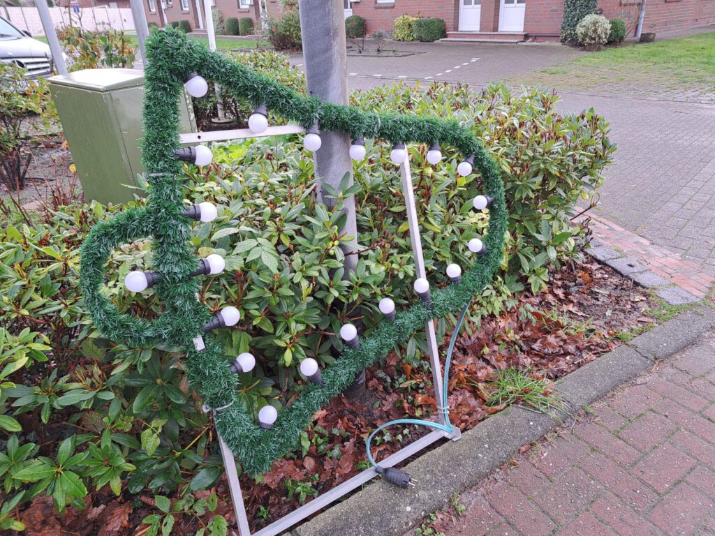 Die Weihnachtsbeleuchtung liegt schon am Mast parat