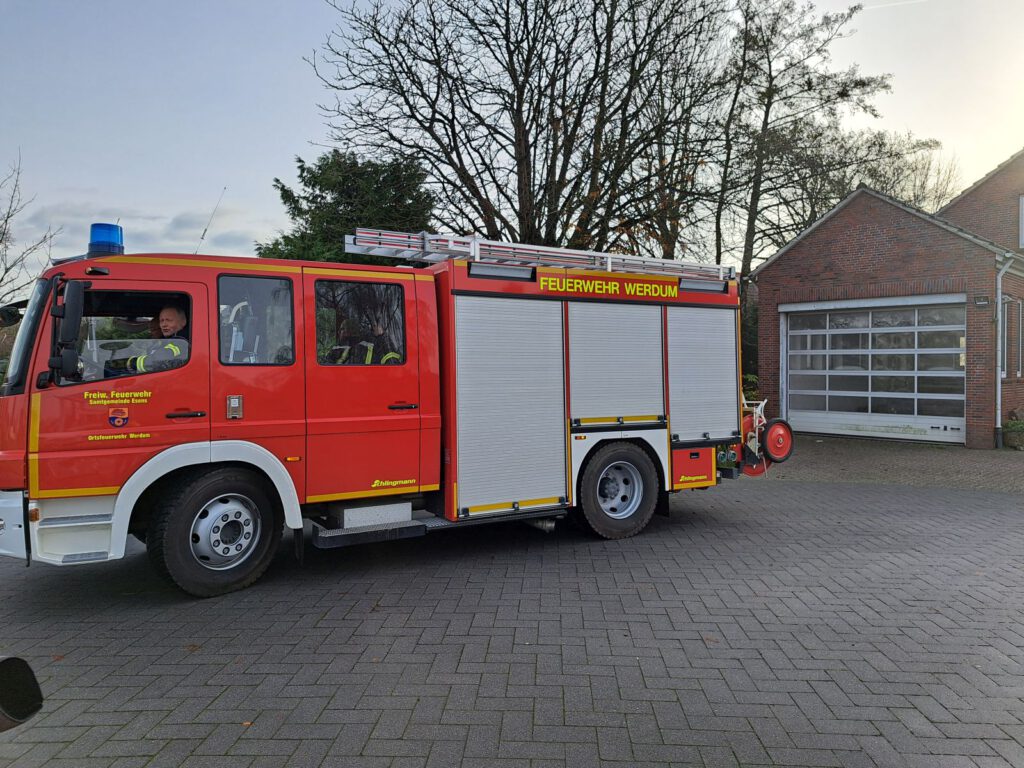 Im Feuerwehrfahrzeug wird die Aktion abgesichert