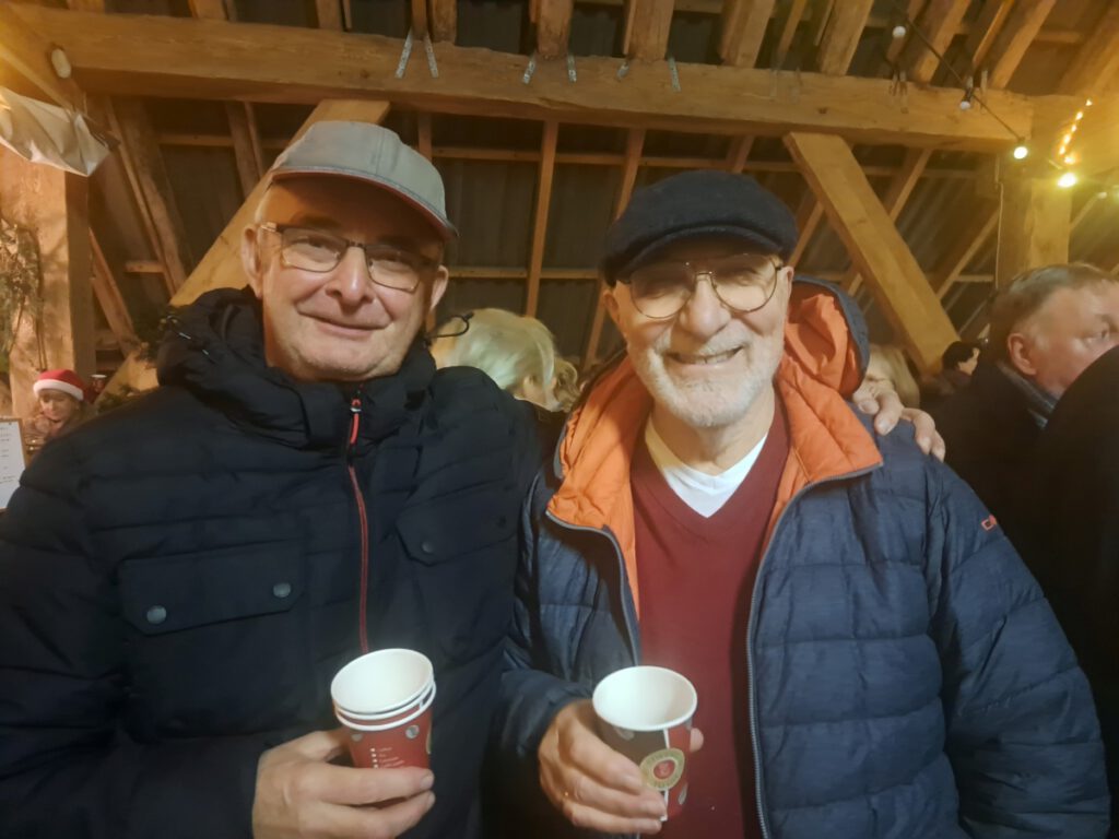 Manni Steffens und Hermann Kettwich kauften nichts, aber der Glühwein schmeckte