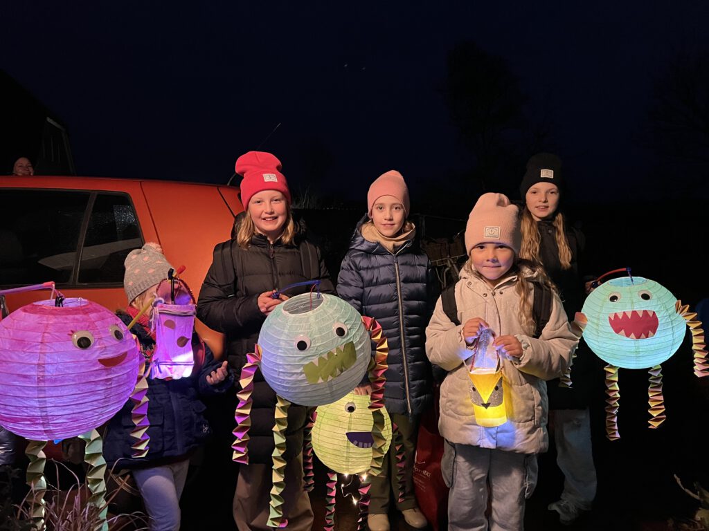 Die Kinder präsentieren stolz ihre selbstgebastelten Laternen.