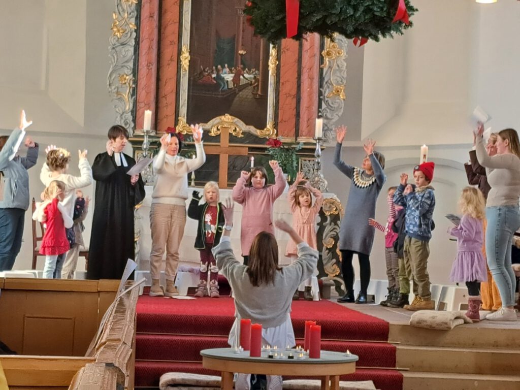 Die Kinder der beiden Kindergärten machten aktiv beim ersten Familiengottesdienst von Pastorin Julia Uelsmann mit