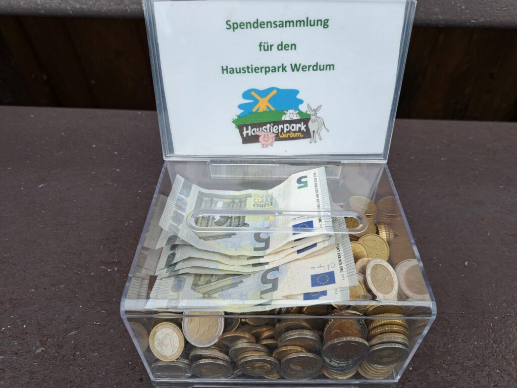 die prall gefüllte Spendendose wurde am 30. November übergeben