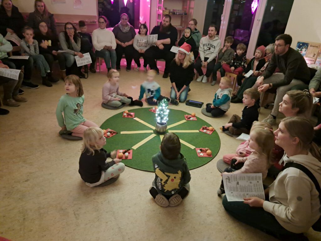 die Kinder verfolgten die Geschichte und spielten den Ablauf mit