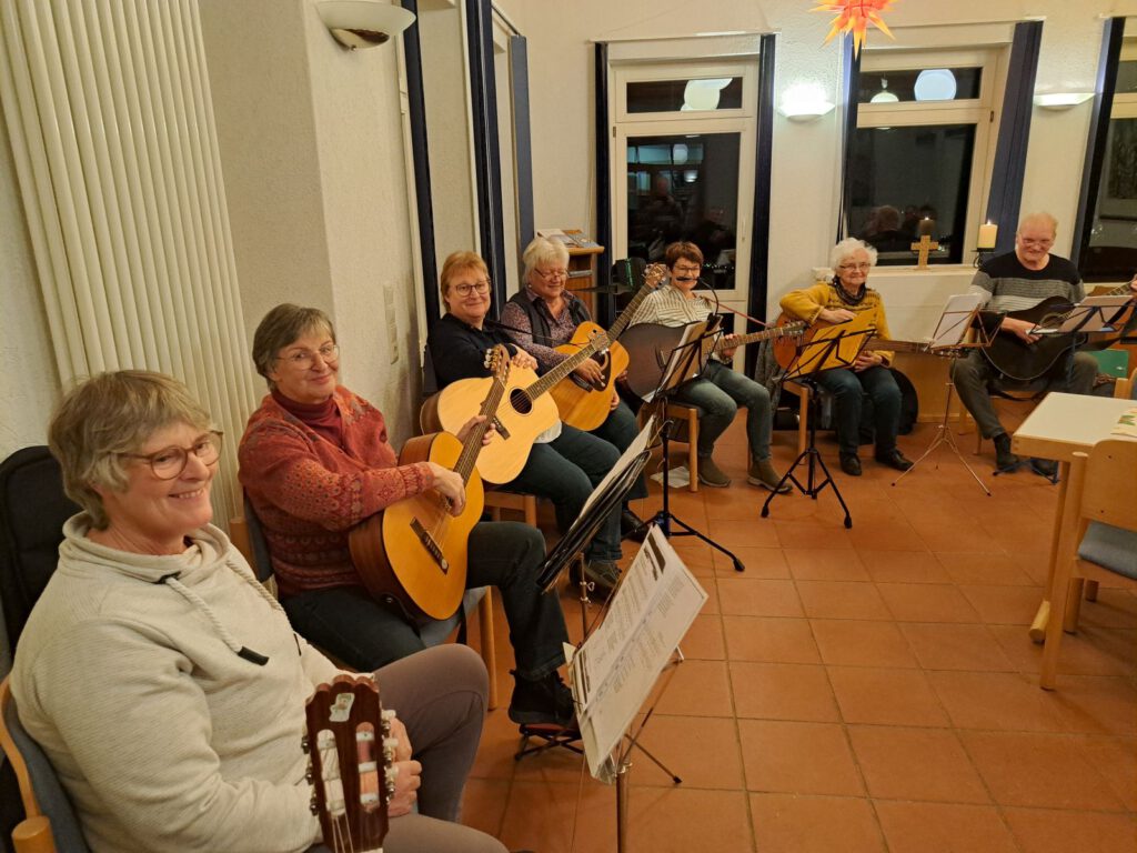 Die Gitarrengruppe spielte in fast vollständiger Besetzung im Gemeindehaus 