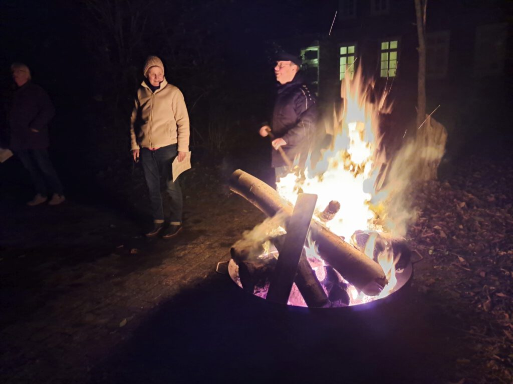 das von Kalle Ockenga nagezündete Lagerfeuer wärmte die Teilnehmer