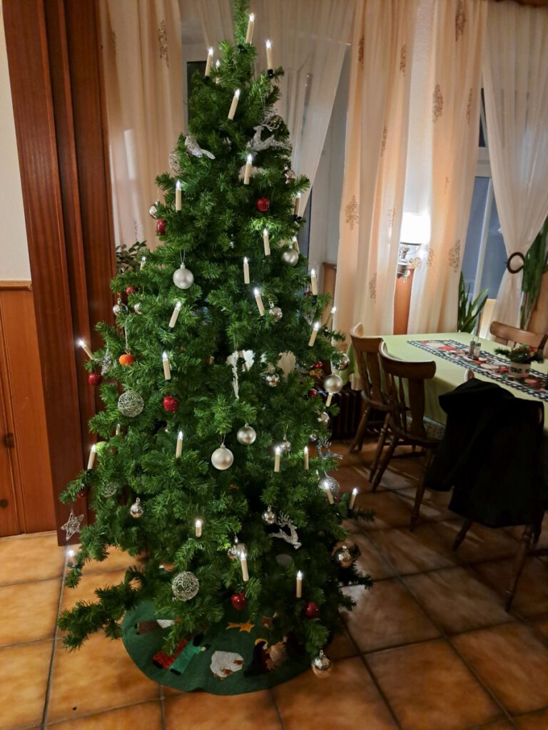 Der geschmückte Weihnachtsbaum sorgte für weihnachtliches Flair 