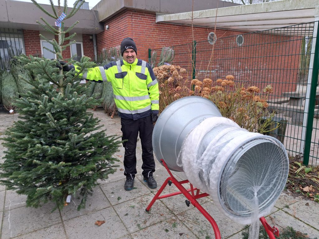 Sven Vogel präsentiert ein Prachtexemplar von Baum und "sackt" ihn gleich ein