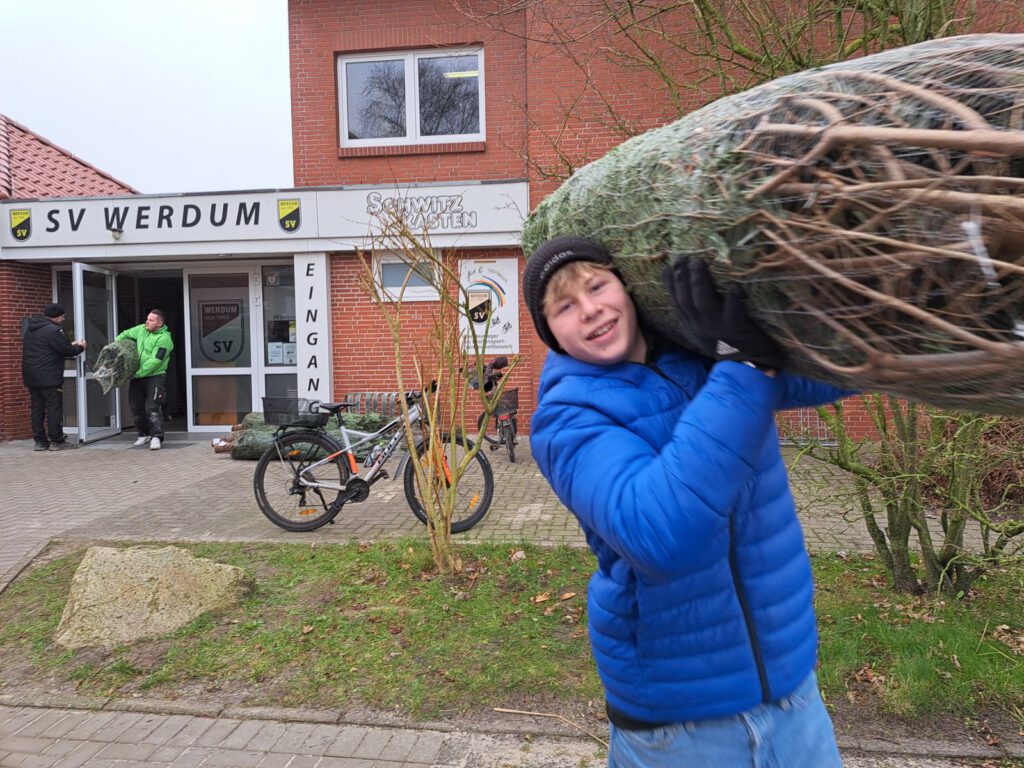 packte kräftig mit an. Tarek Pieper belädt den nächsten Transporter