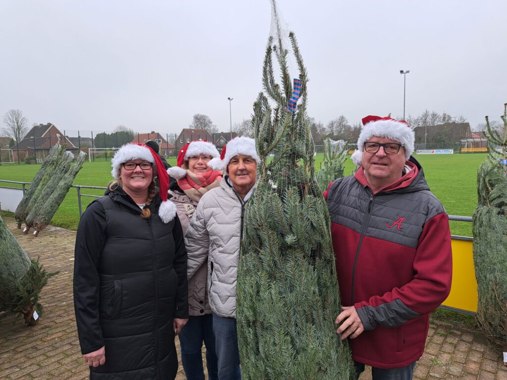 Die "Weihnachtsmänner und -frauen" aus der Hogewarfstrasse haben einen Baum gefunden