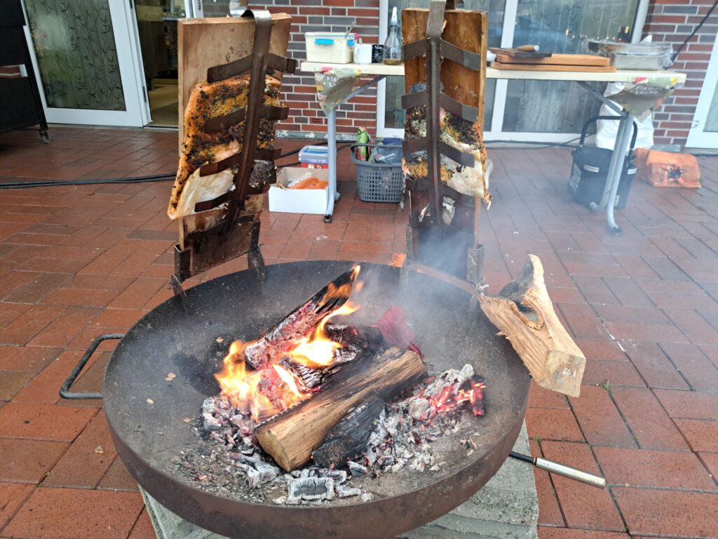 Neben Grillwurst, Steak, Pommes und Erbsensuppe lockte auch leckerer Flammlachs 