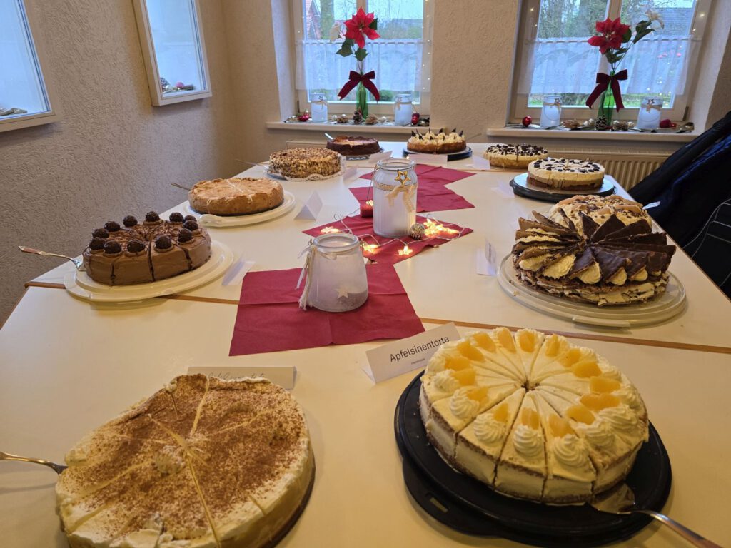 ein reichhaltiges Kuchenbuffet, gezaubert von den Damen des Gemeindenachmittags, verführte die Anwesenden zum Naschen