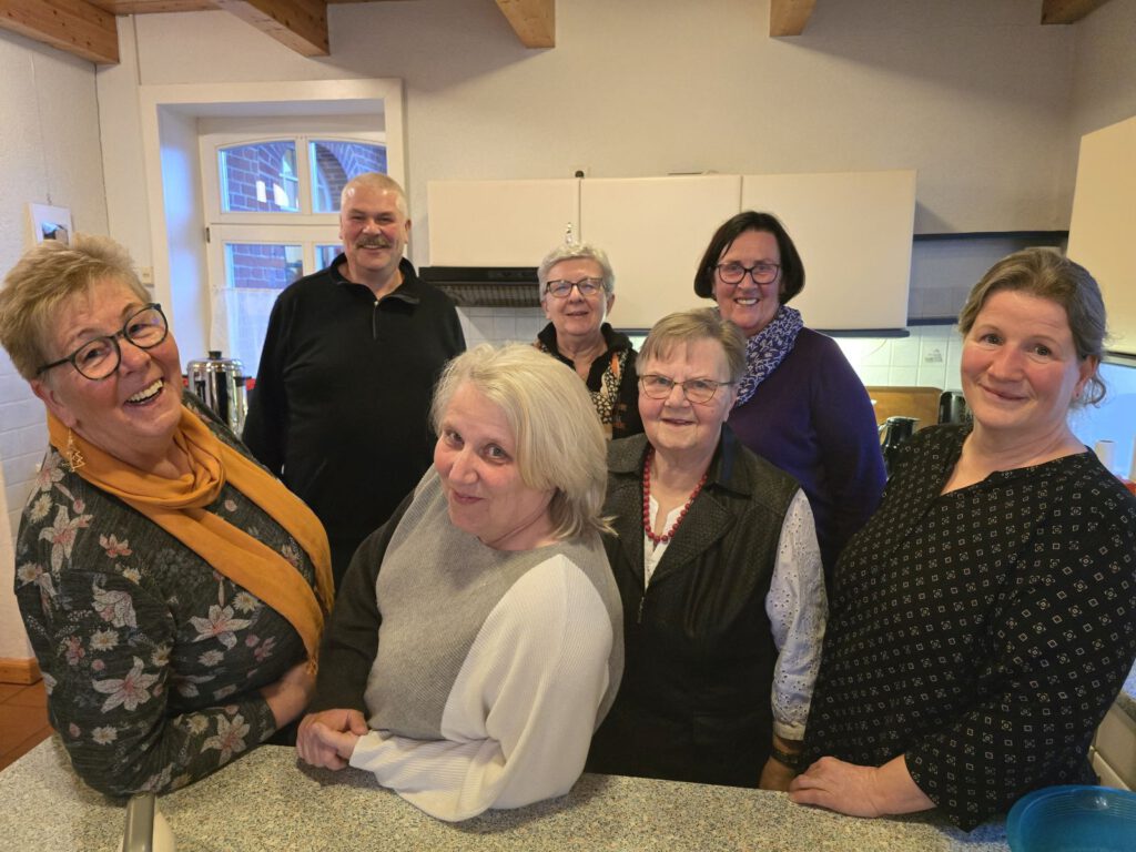 Das Team des Gemeindenachmittags hatte alles im Griff. V.L.: Ilse Immega, Robert Ferres, Annemarie Janssen, Renate Thömmes, Anneliese Daniels, Annegret Pieper und Christiane Ferres