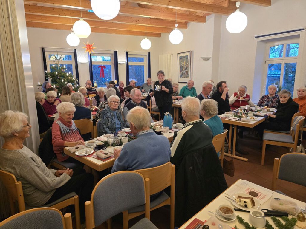 Der Gemeinderaum war zur Weihnachtsfeier voll besetzt 