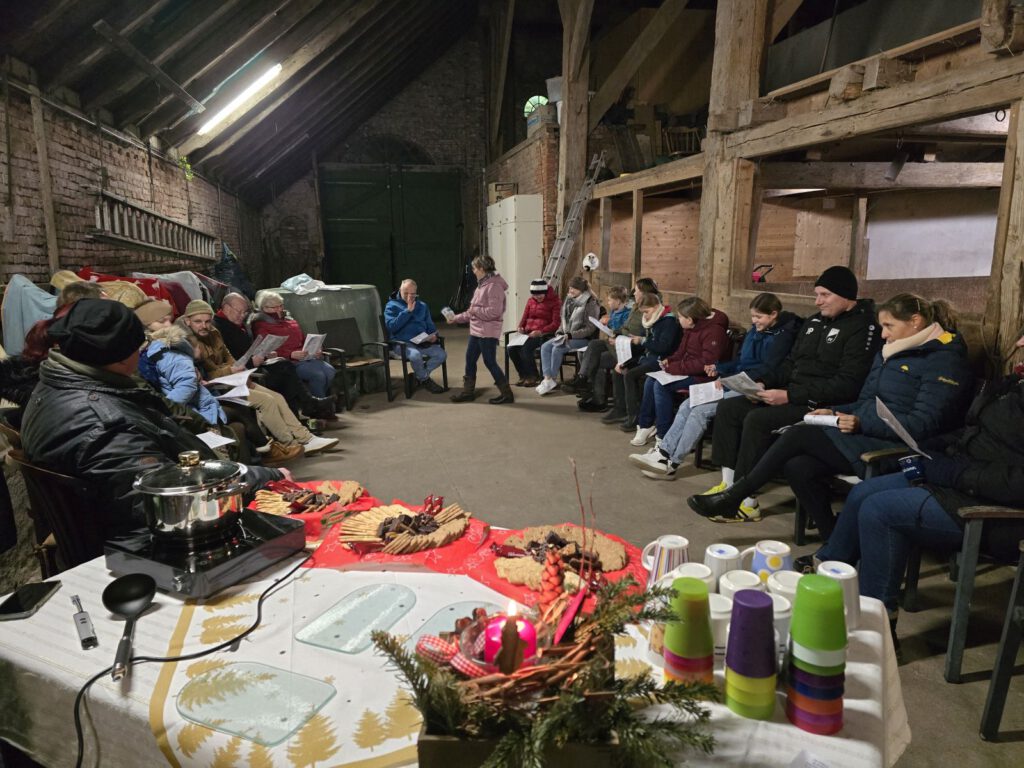 in gemütlicher Runde auf der Diele ging der Adventskalender 24 zu Ende