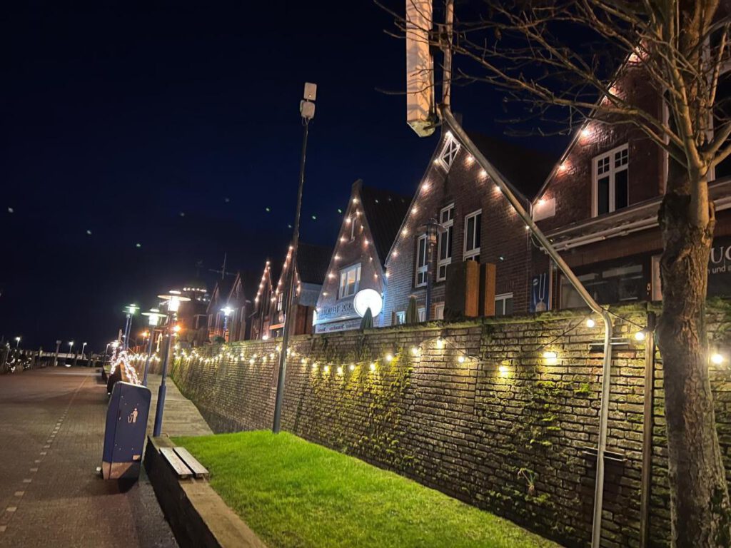 Im "Haus am Hafen" am weihnachtlich erleuchtetem Neuharlingersiel traf sich der Adventskalender