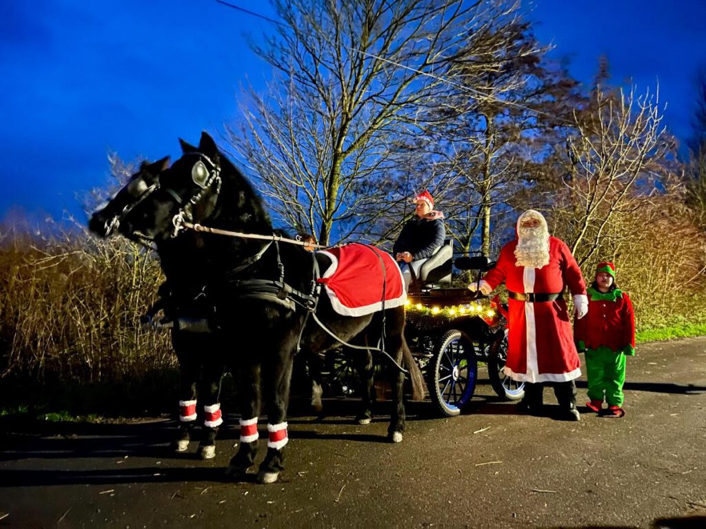 Mit einer Pferdekutsche kam der Weihnachtsmann nach Boisenhausen