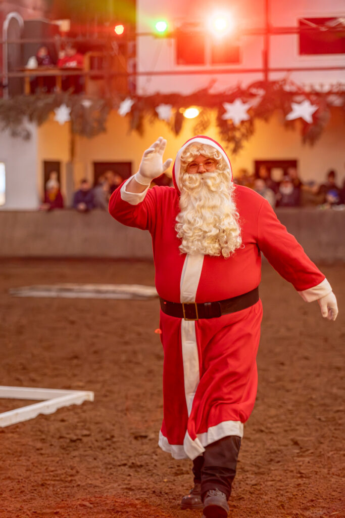 der Weihnachtsmann in voller Größe winkte den Anwesenden zu