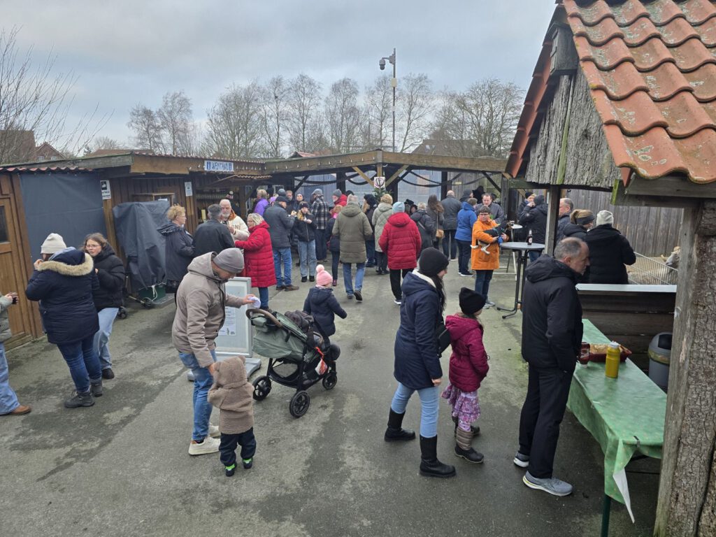 Schon früh füllte sich der Platz am Info-Stand