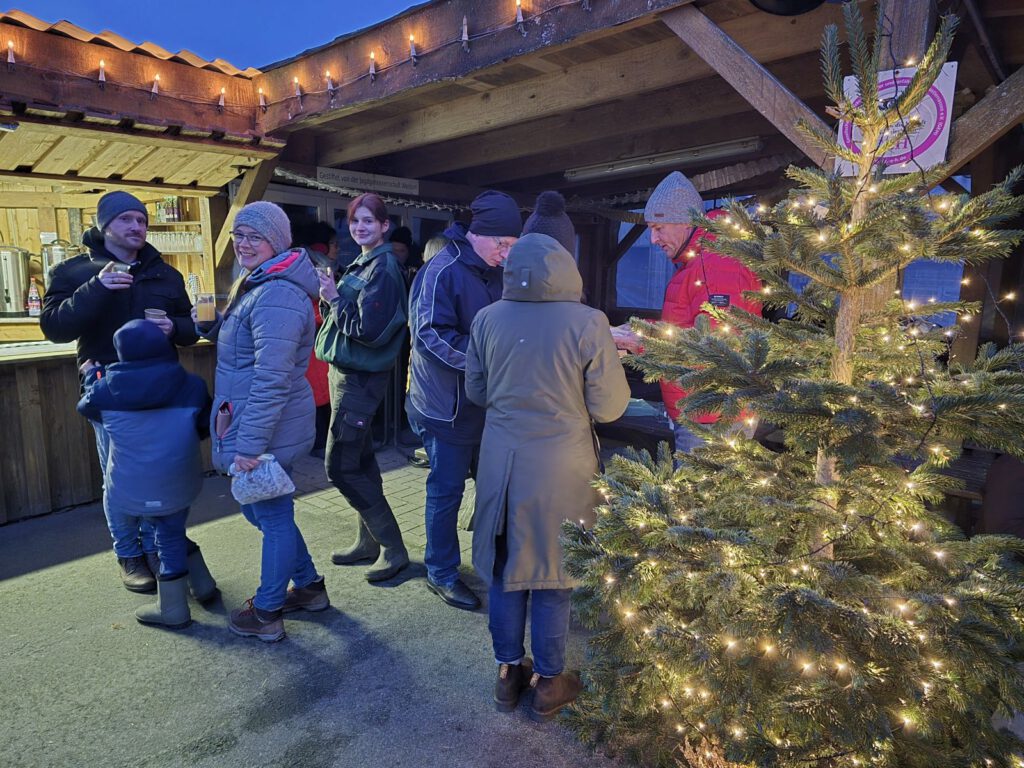 auch Lotta Thalhammer und Steffi Runge mit Andreas und Sohn Lenny hatten sich den Glühwein verdient