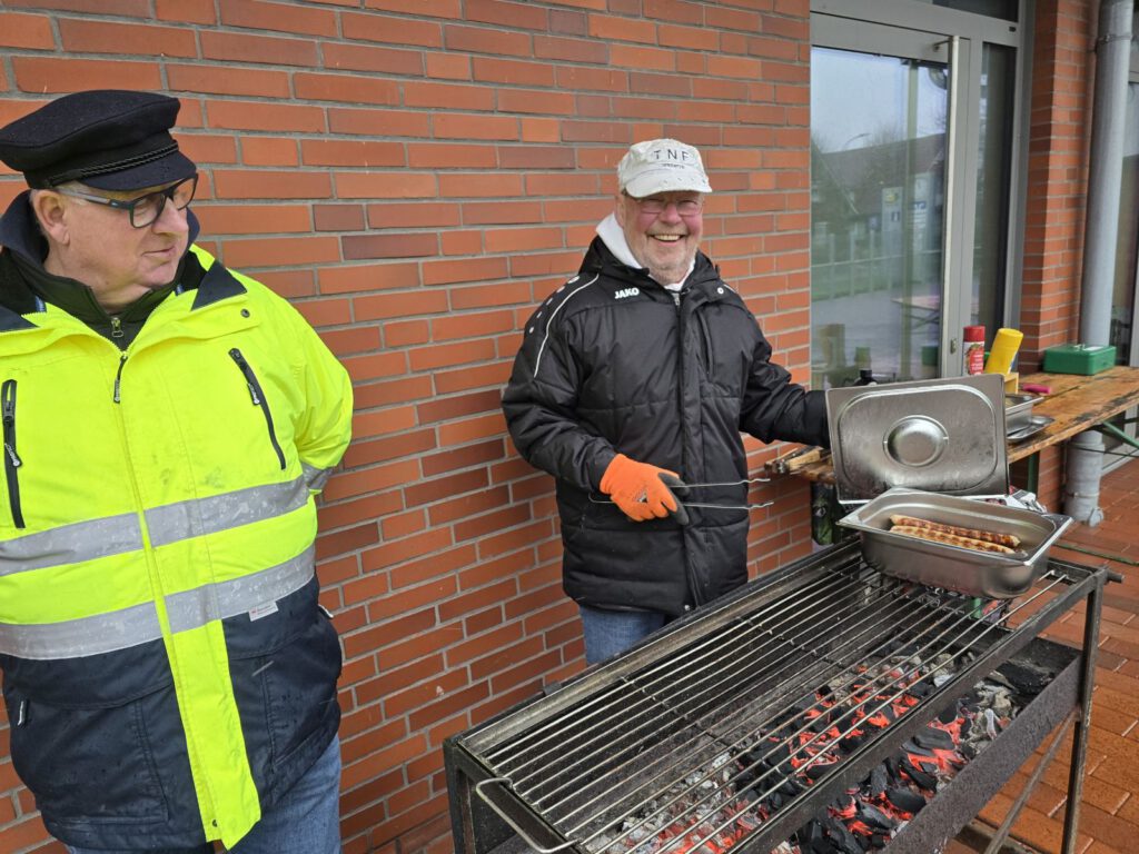 Bei dem ungemütlichen Wetter hatten sich Erwin Thömmes und Kalle Ockenga mit ihrem Grill in den Windschatten begeben und bewiesen Durchhaltevermögen