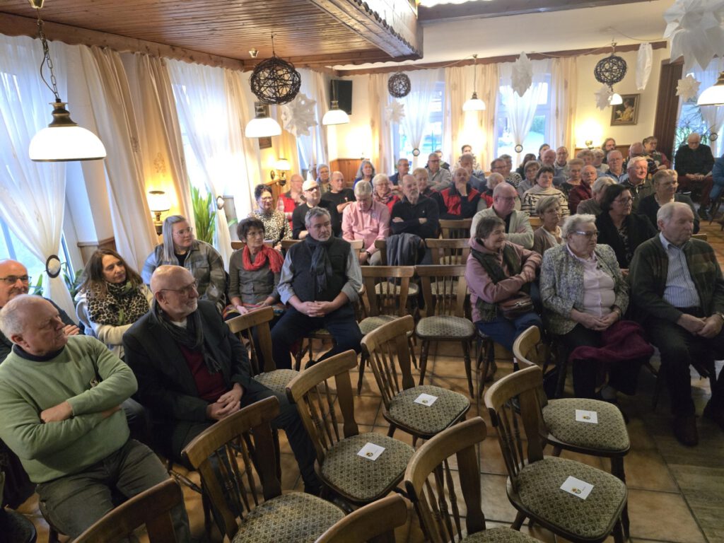 bis auf wenige Plätze ist der Saal im Werdumer-Hof voll besetzt