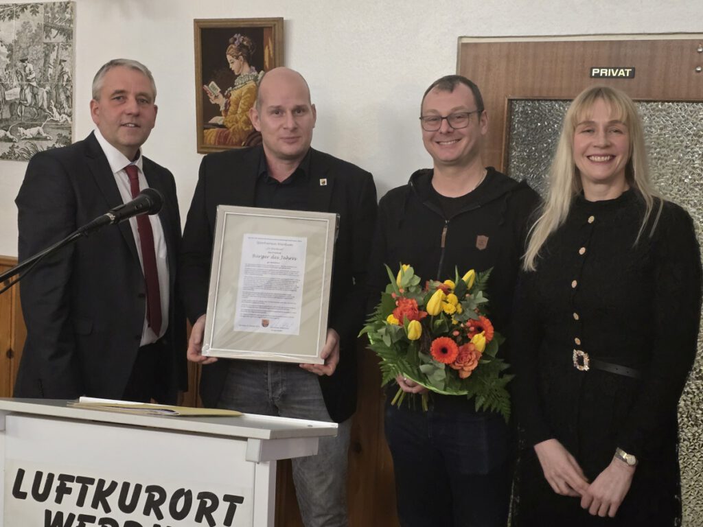 Bürgermeister René Weiler-Rodenbäck und seine Vertreterin Tanja Immega haben den SV-Vorsitzenden Jörg Pieper und seinen Vertreter Matthias Brückner in die Mitte genommen.