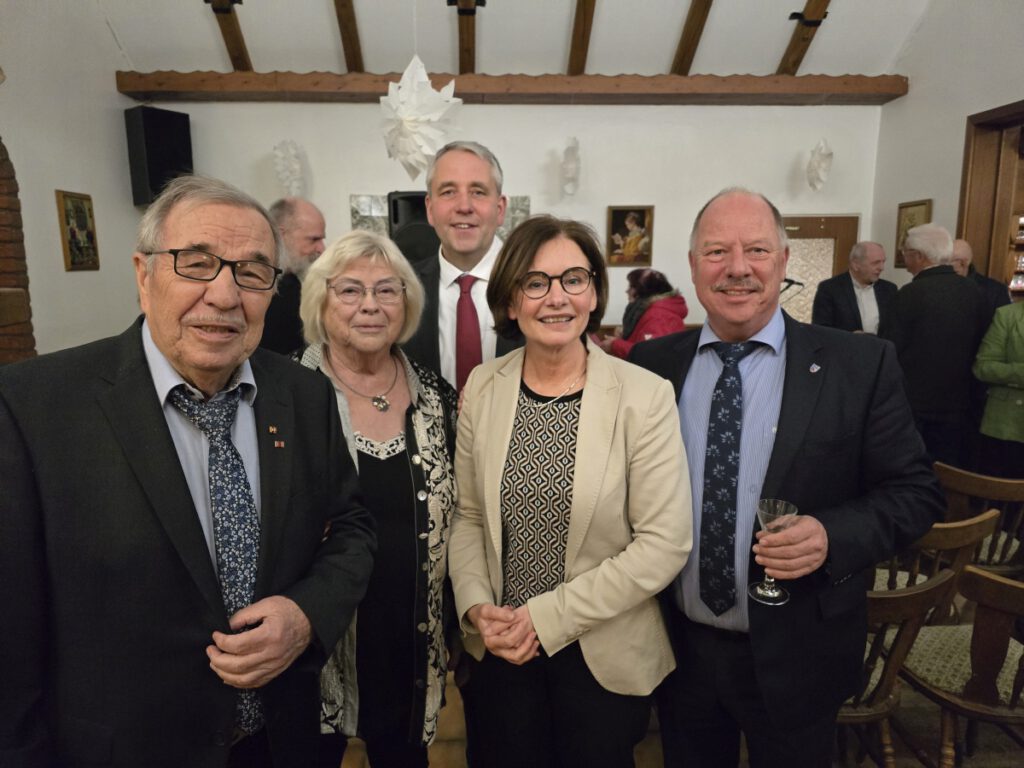 Ehrenbürger Friedhelm Hass, Ehefrau Helga, René Weiler-Rodenbäck, Karin Emken und Erwin Freimuth genossen den Nachmittag