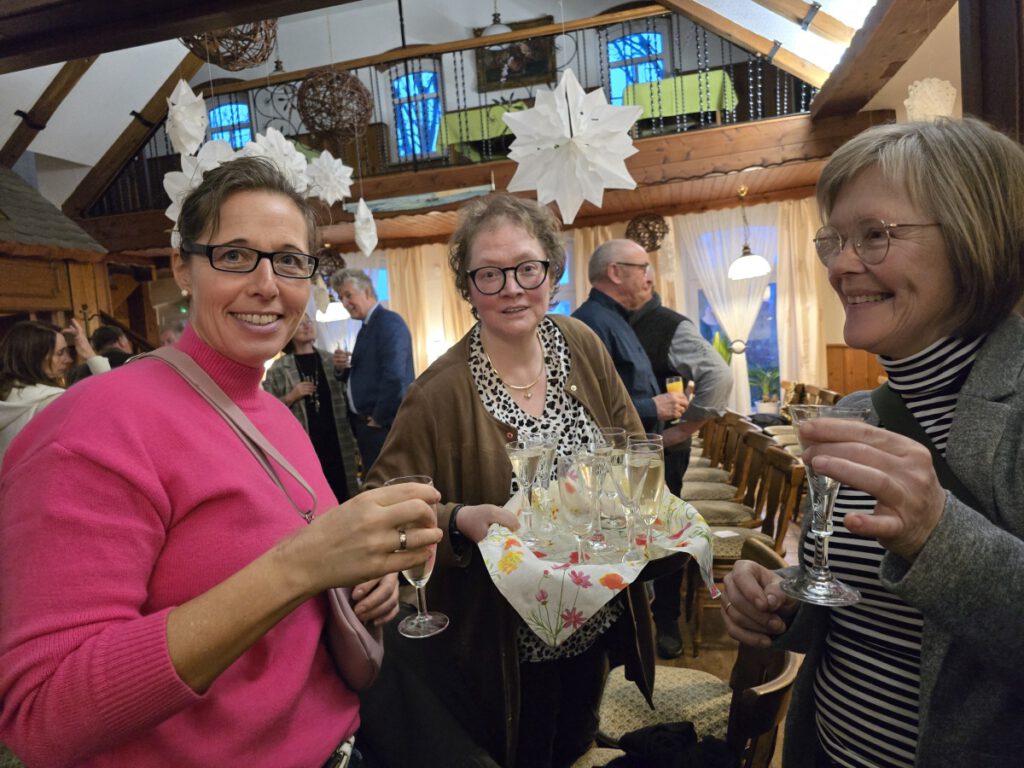 Darauf erstmal ein Glas Sekt. Bianca Pieper, Annette Pieperjohanns und Herma Kobuch stoßen auf den neuen "Bürger des Jahres" an.