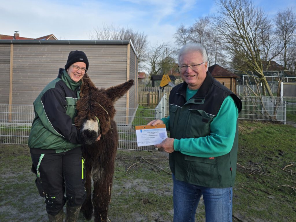 lustiger Fototermin in der Eselweide. Stefanie Runge und Johann Pieper zeigen "Otto" seinen Ausweis