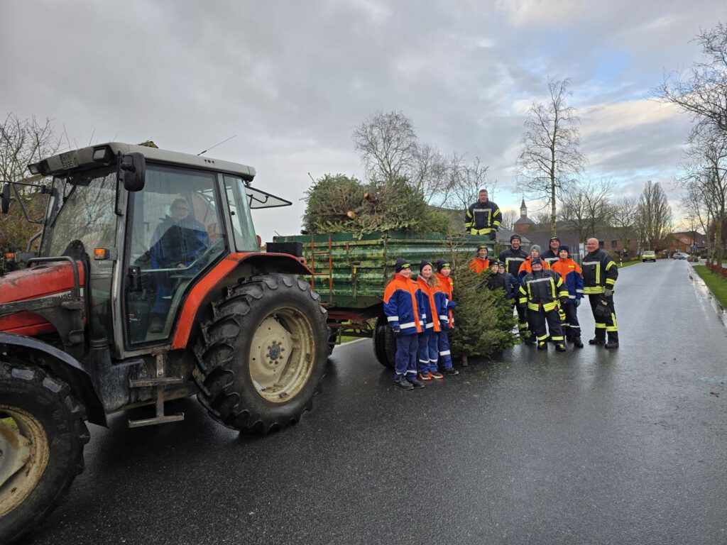 Der Wagen ist schon fast voll. Anne Osterkamp auf dem Trecker und Tobias Kuhnhen auf dem Anhänger mit ihrem "Sammeltrupp" auf der Buttforderstraße