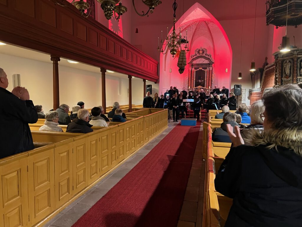 Bereits vor dem Konzert war die St.-Nikolai-Kirche gut besucht