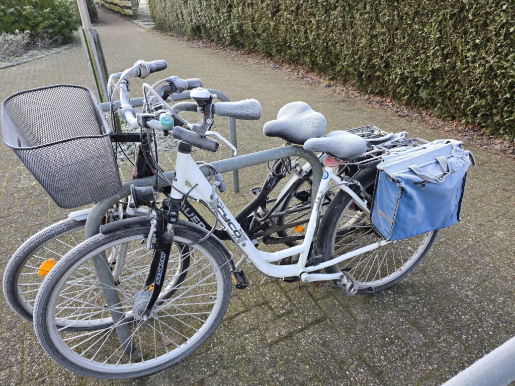 die beiden Fahrräder sind auch eingefroren