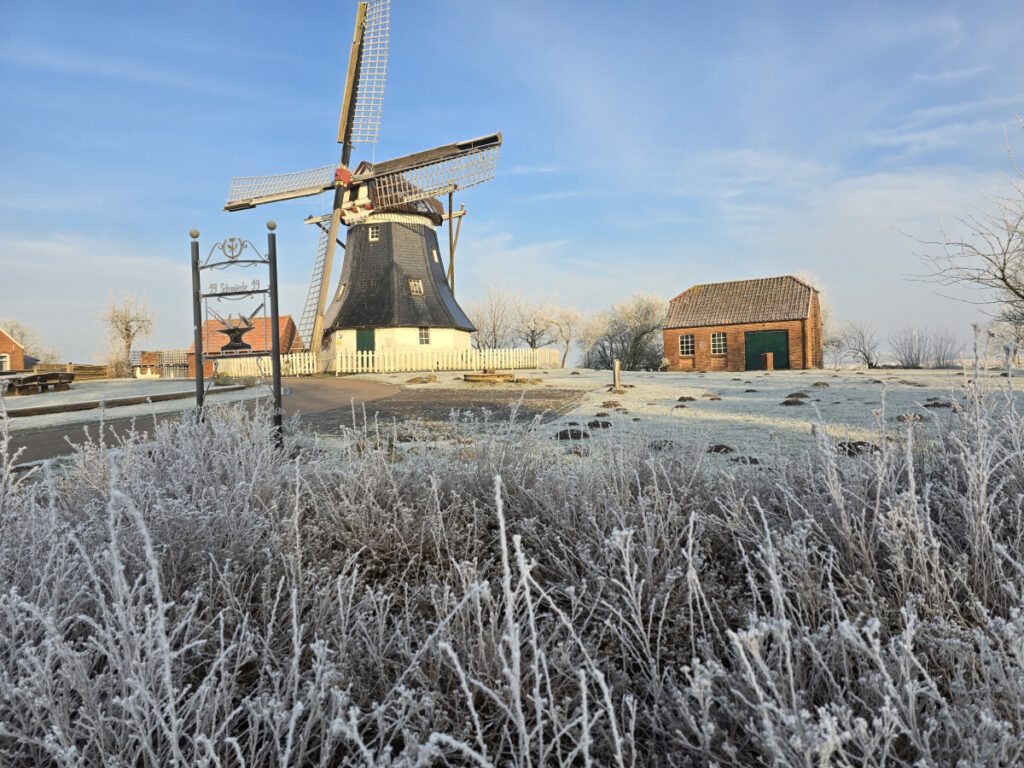 winterlicher Blick auf Mühle und Schmiede