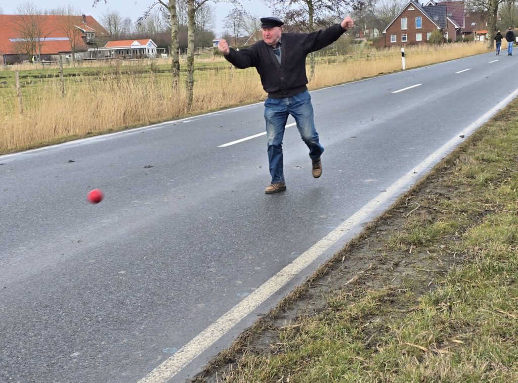 "Alte Schule" - Georg Rodenbäck zeigt auf mit 88 noch wie es geht. Nicht mehr soviel Fahrt wie früher aber immer eine sichere Weite