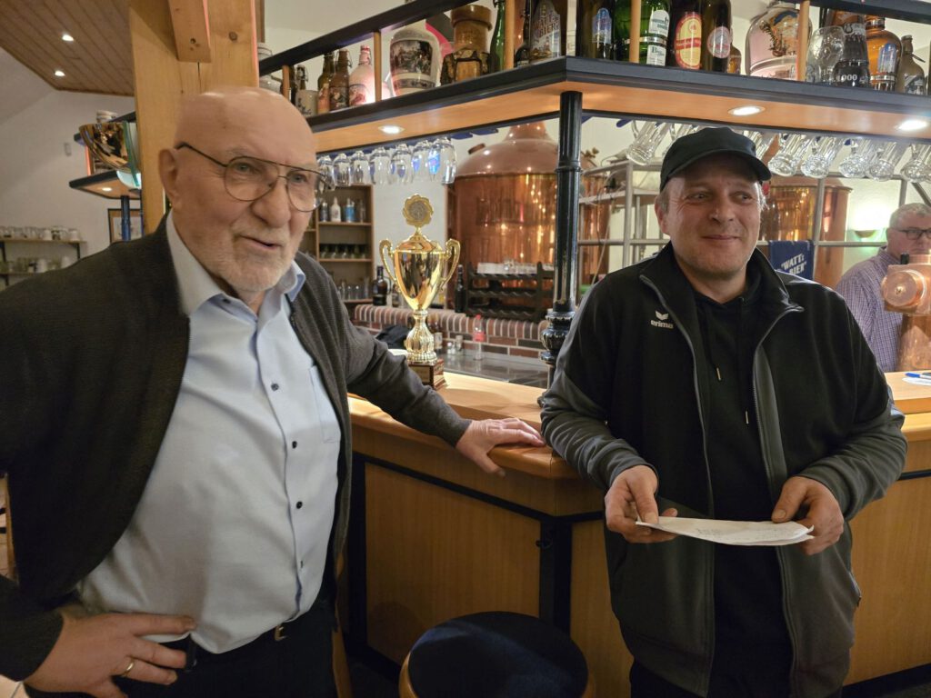 Eddy Goldenstein und Hermann Kettwich vergaben die Pokale