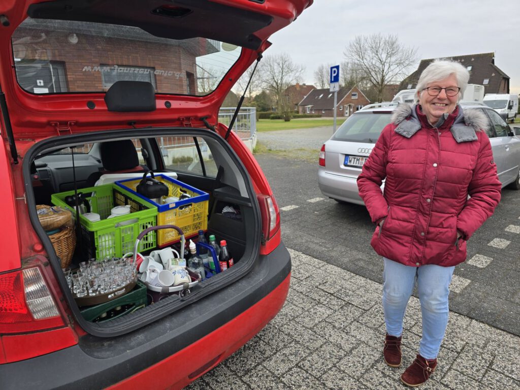 am Marketenderwagen von Gretchen Ockenga konnten sich die Teilnehmer am Start und auch unterwegs stärken 