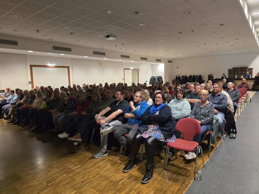 Das Saal im Strandportal war zur Premiere gut besucht