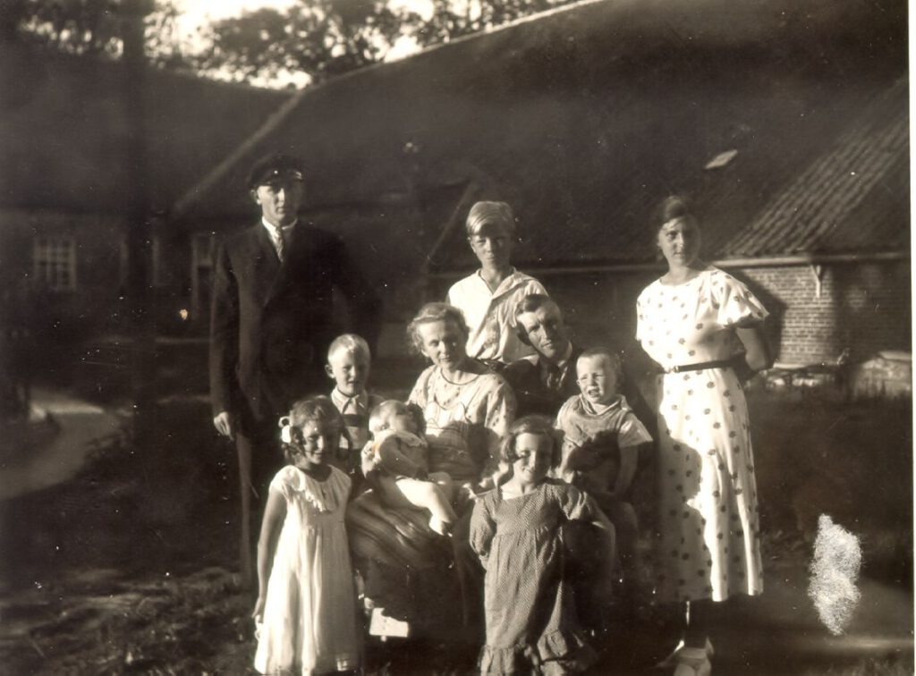 Familie Cramer im Innenhof der Burg