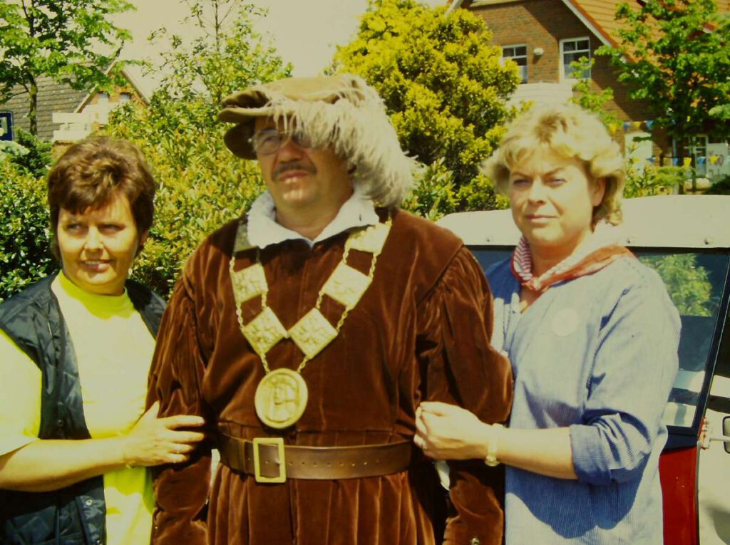 Bürgermeister Friedhelm Hass wird nach dem Festumzug von Steffi Habben und Helga Hass gestützt