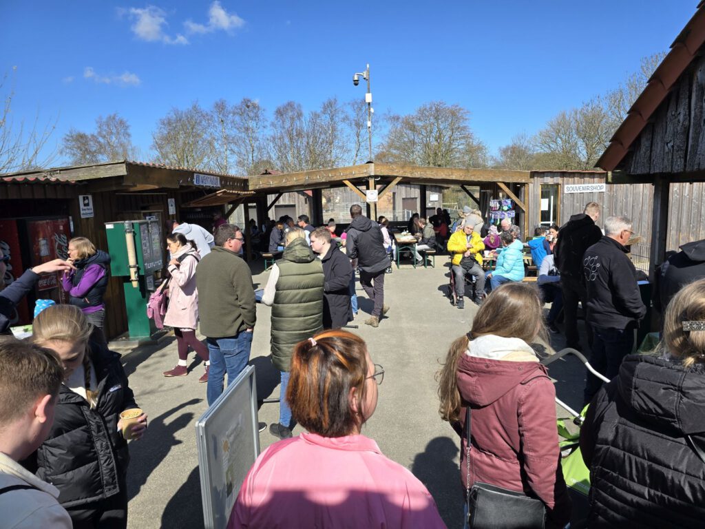 Der Trubel geht los. Der Veranstaltungsplatz im Zentrum des Parks ist Treffpunkt für die vielen Besucher