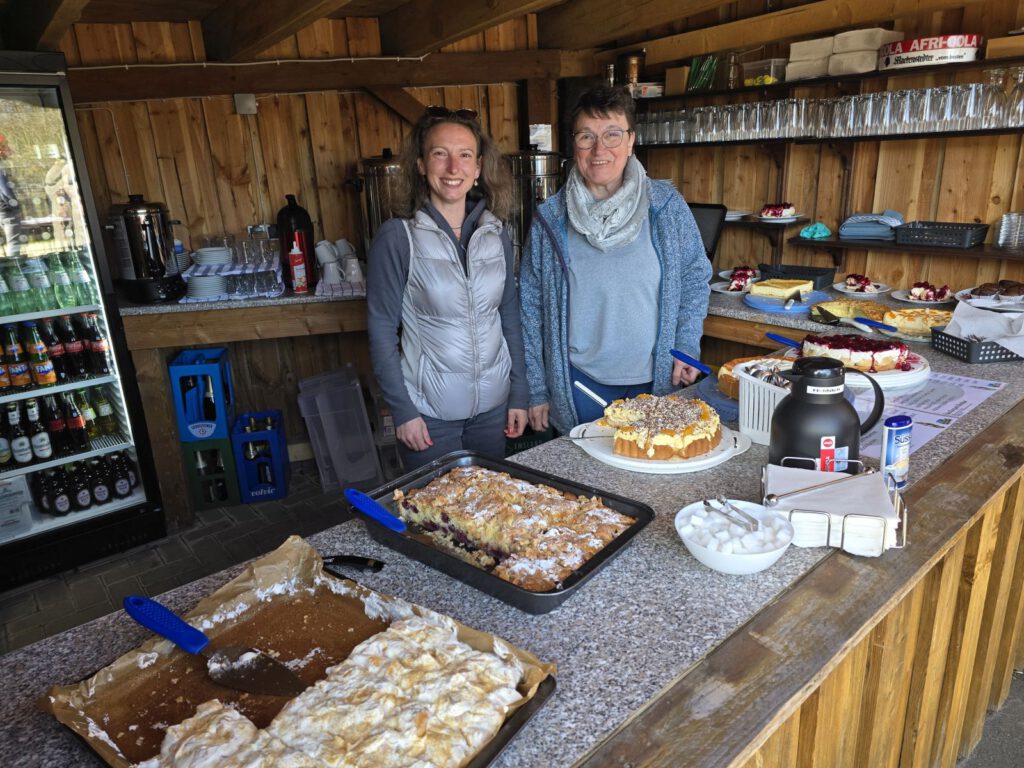 Katy Sandmann und Debora Vogel boten ein leckeres Kuchenbuffet an
