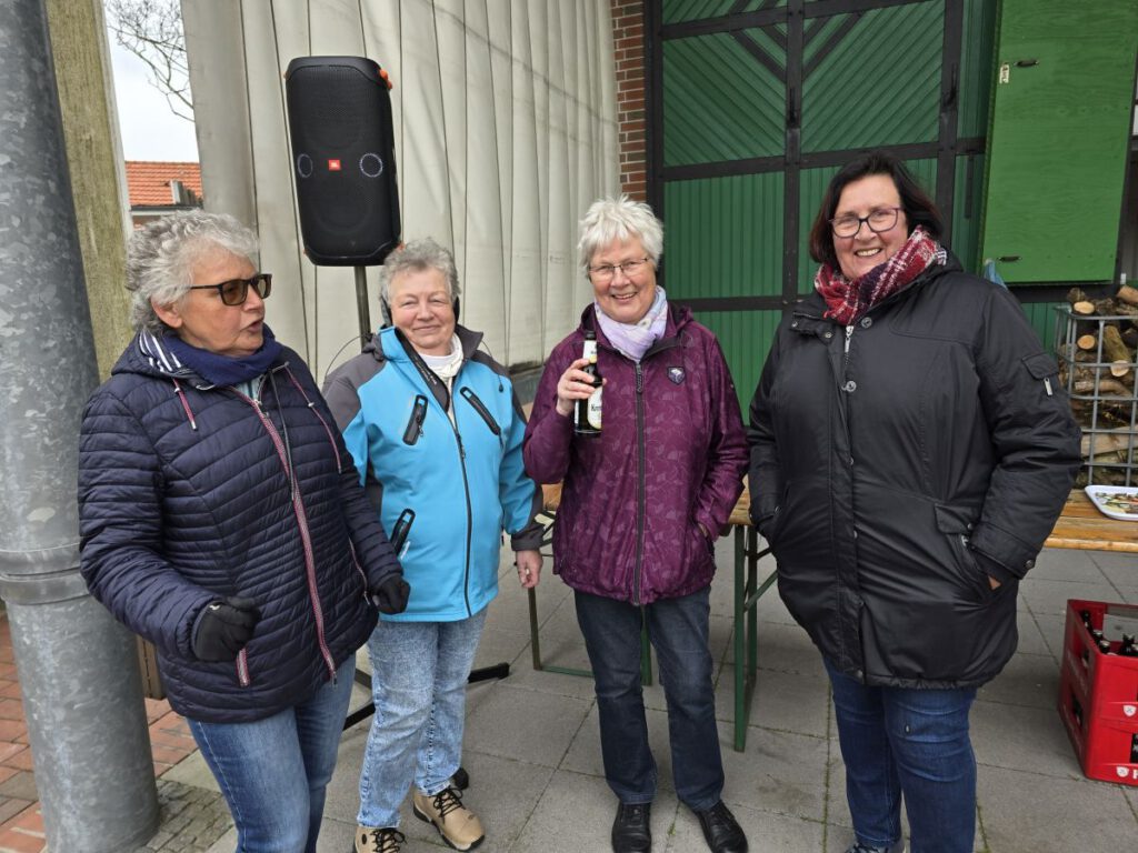 Treffen mit den den "Buten-Werdumern" Rosemarie Siebenich und Annemarie Janssen sowie Hermine Hinrichs und Annegret Pieper