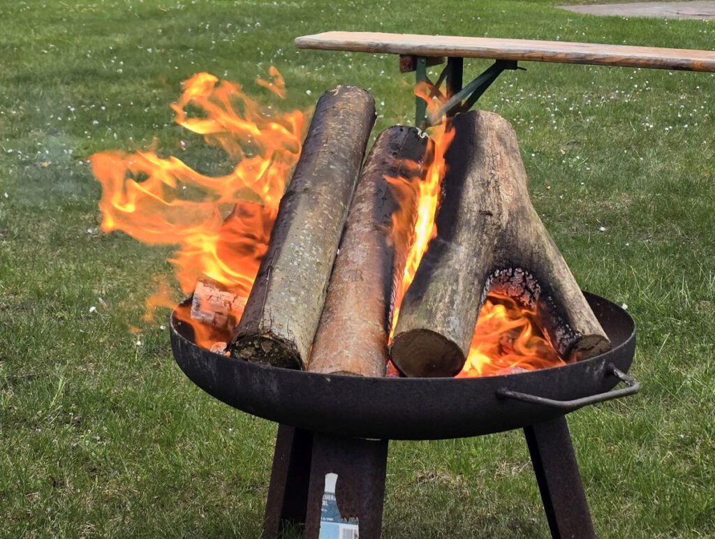 Die Lagerfeuer loderten