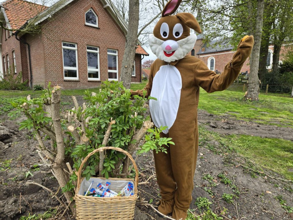 der Osterhase selbst war zum Ostereier suchen in den Pfarrgarten gekommen