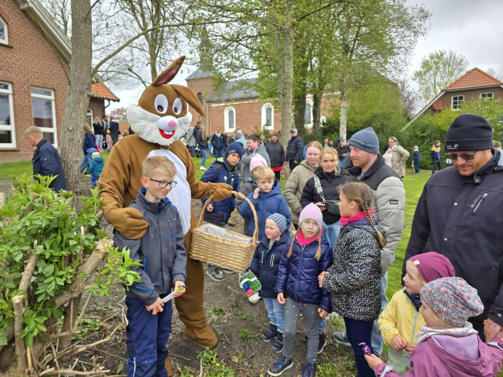 immer im Mittelpunkt. Der Osterhase posierte gerne mit den Kindern